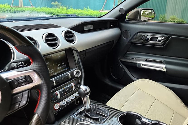 Mẫu xe cơ bắp của Ford này được tích hợp sẵn camera lùi, hệ thống giao tiếp SYNC 3. Xe trang bị hệ thống âm thanh Shaker™ Pro Audio với 12 loa giấu khắp trong xe. Hàng ghế ngồi phía sau có thiết kế khá rộng so với vóc dáng người Việt. Ghế trước chỉnh điện 6 hướng tích hợp chức năng nhớ vị trí, làm mát và sưởi ấm, nắp lưng ghế chính và phụ có lẫy mở đẩy ghế trượt lên dễ dàng cho người ngồi...