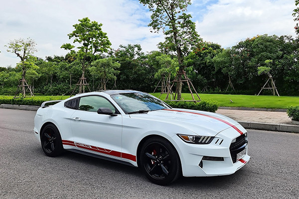 Khi được nhập về Việt Nam mẫu xe cơ bắp Ford Mustang Ecoboost 2015 này được các đại lý tư nhân chào bán với mức giá khoảng hơn 2 tỷ đồng (chưa tính phí trước bạ và biển số). Sau khoảng gần 5 năm sử dụng, chiếc xe trong bài viết này được chào bán hơn 1 tỷ đồng trên sàn xe cũ.