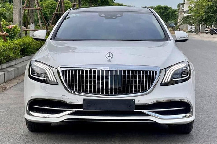 Khi ra mắt tại thị trường Việt Nam, giá xe Mercedes-Benz S450 2018 được thương hiệu ngôi sao 3 canh chào bán chính hãng vào khoảng 4,2 tỷ đồng và được lắp ráp tại Việt Nam. Chiếc xe trong bài viết này hiện đang được chủ nhân chào bán hơn 3,2 tỷ đồng, rẻ hơn khoảng 1 tỷ đồng so với mua mới.