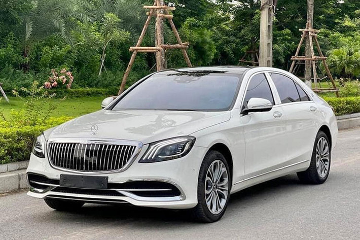 Chiếc xe sang Mercedes-Benz S450 đời 2018 đã qua sử dụng này được rao tại sàn xe cũ Hà Nội gây chú ý, khi có diện mạo được chau chuốt lại theo phong cách xe siêu sang Mercedes-Maybach với một số chi tiết độ. Xe được chủ nhân đăng ký vào năm 2018 và đã lăn bánh khoảng hơn 20.000km.