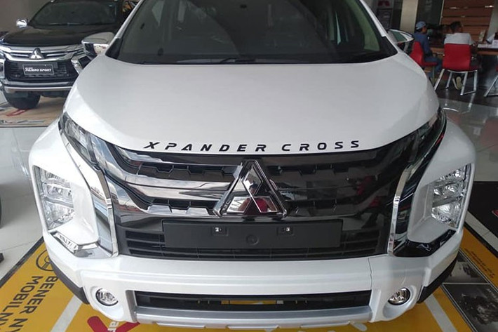 Tuy nhiên, khác với bản thường, Mitsubishi Xpander Cross 2020 dùng crôm màu tối hầm hố hơn. Bên sườn, Mitsubishi Xpander Cross 2020 có thêm nẹp sườn bằng nhựa màu đen, bộ vành la-zăng 17 inch với thiết kế 5 chấu phối 2 màu mới và baga nóc.