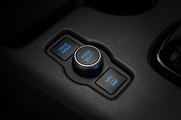 Bên cạnh động cơ mới, Toyota Hilux 2024 dành cho thị trường Úc còn thay đổi nhẹ về mặt thiết kế ngoại thất như lưới tản nhiệt tổ ong, cản trước và hốc đèn sương mù.