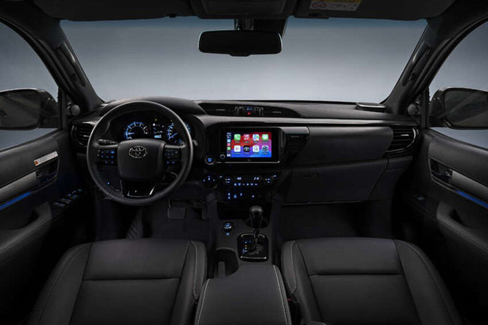 Các phiên bản mild hybrid của Toyota Hilux 2024 sẽ có thêm nút bấm để chọn chế độ lái trên cụm điều khiển trung tâm. Xe có 6 chế độ lái, bao gồm Tự động (Auto), Đường đất (Dirt), Đường cát (Sand), Đường bùn (Mud), Đường đá (Rock) và Đường tuyết (Deep Snow). Những chế độ lái này giúp xe "cải thiện khả năng vận hành trong những điều kiện thử thách".