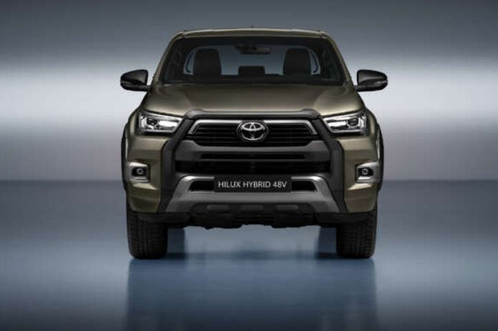 Hôm qua, ngày 1/2/2024, hãng Toyota đã chính thức vén màn phiên bản nâng cấp của dòng xe bán tải Hilux ở thị trường Úc. Phiên bản Toyota Hilux 2024 mới này trình làng chỉ vài ngày sau khi hãng Toyota phải dừng xuất xưởng dòng xe Hilux vì bê bối gian lận thử nghiệm chứng nhận động cơ diesel.