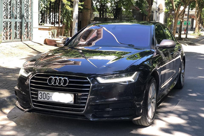 Mức giá xe Audi A6 20218 khi mới ra mắt thị trường Việt Nam từ 2,250 tỷ đồng, khi ra biển số khoảng trên 2,5 tỷ đồng. Chiếc xe trong bài viết này hiện đang được chủ nhân chào bán khoảng 1,55 tỷ đồng, mất khoảng gần 1 tỷ đồng sau 2 năm lăn bánh.