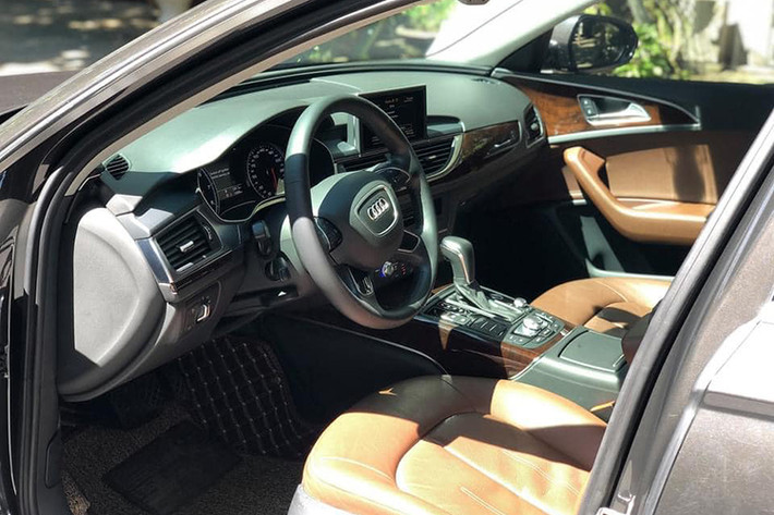 Không gian nội thất của Audi A6 2018 được nhà sản xuất thiết kế tương tự như "đàn anh" A7 và được sử dụng các vật liệu cao cấp với nhiều trang trí bằng kim loại và các tiện ích cao cấp... Nhờ việc tăng kích thước xe vậy mà không gian nội thất của xe trở hên thoải mái cho người sử dụng thêm khoảng không phía trên đầu.