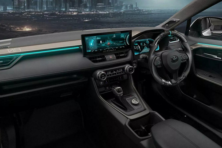 Toyota RAV4 phiên bản Dark Side được trang bị các vòm bánh xe rộng nổi bật, tạo nên một vẻ ngoài mạnh mẽ và đầy kịch tính. Các hốc gió hình góc cạnh lớn ở phía trước khiến chiếc xe có vẻ giống như một phiên bản GR của RAV4.
