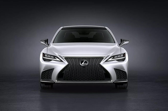 Lexus LS hạng sang là mẫu xe thương mại đầu tiên đến thị trường Anh vào năm 1990 của thương hiệu Nhật Bản. Mẫu xe này đánh dấu sự hiện diện của thương hiệu ôtô hạng sang đến từ Nhật Bản tại xứ sở sương mù.