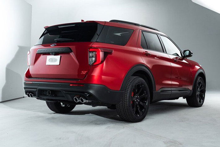 Cũng giống như những mẫu SUV hiệu suất thông thường từ hãng ôtô Mỹ, mẫu xe SUV Ford Explorer Enthusiast ST trang bị tiêu chuẩn với hộp số tự động 10 cấp và hệ dẫn động 4 bánh. Ford hứa hẹn xe có tốc độ tối đa 230 km/h, điều mà hãng cho biết là “chưa từng có trong tầm giá và trong phân khúc này”. Đáng chú ý, mẫu SUV thể thao mới có sức kéo lên đến 2.540 kg.
