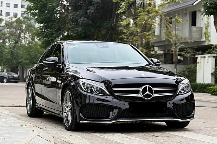 Về chiếc xe sang Mercedes-Benz của Bình con, đây là phiên bản C300 đời cũ khoảng 2014 - 2015, là đàn anh của C250 AMG trong gia đình C-Class. Xe sở hữu các kích thước 4.686mm dài, 1.810mm rộng và 1.442mm cao, cùng chiều dài cơ sở 2.840mm, tăng 80mm so với thế hệ cũ và tương tự với những “đàn em” C200 và C250 (Ảnh minh hoạ).