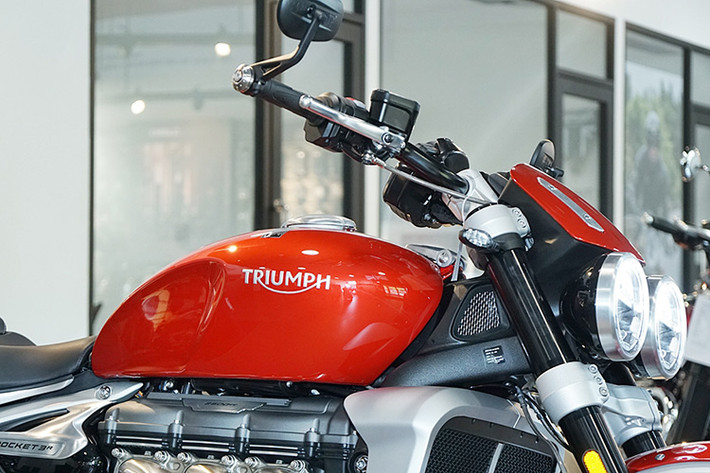 Hãng xe môtô Triumph trang bị cho Rocket 3 2020 bình xăng dung tích 18 lít. Với mức tiêu thụ 6,82 lít/100 km (theo công bố của Triumph), chiếc Rocket 3 có thể di chuyển quãng đường hơn 260 km với bình xăng đầy.