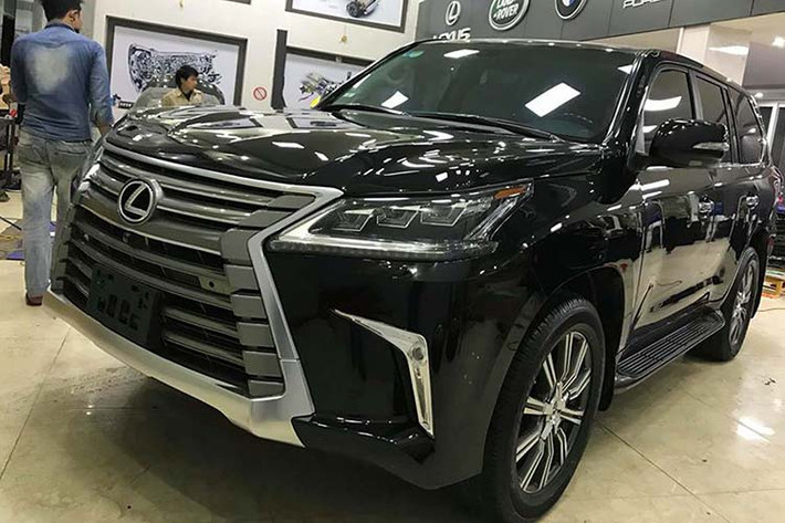 Đơn vị thực hiện “lên đời” cho chiếc SUV hạng sang Lexus LX 570 chính là garage xe hơi tại Nghệ An. Chính garage này ít ngày trước đã gây bất ngờ khi nâng cấp bán tải Toyota Hilux “đeo mặt nạ” của Lexus LX 570 đầy táo bạo. Trong ảnh là chiếc Lexus LX 570 đời 2008 khi chưa lên đời phiên bản Super Sport 2019 đắt tiền.