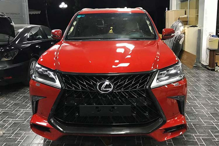Chiếc LX 570 đời 2008 này sau khi được nâng cấp lên LX 570 facelift mới nhưng có chi phí lên đến 600 triệu đồng, ngang ngửa với giá của một chiếc Kia Cerato 1.6AT 2019. Toàn bộ thời gian thực hiện nâng cấp mất khoảng 20 ngày.
