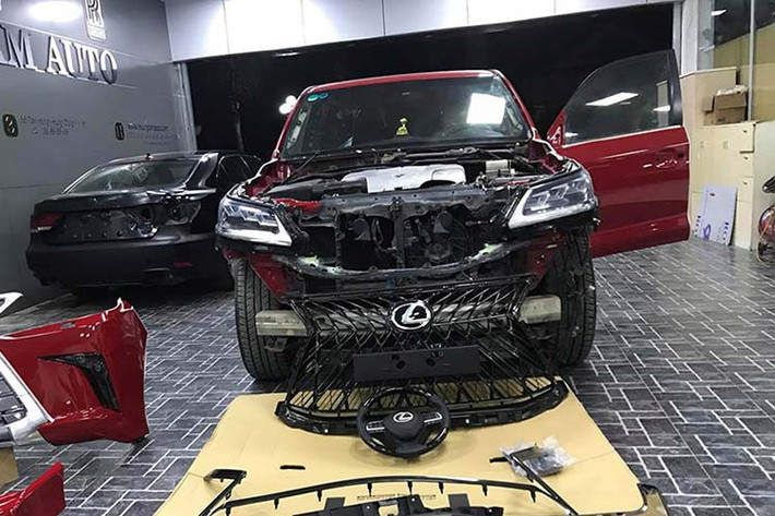 Về cơ bản, phần đầu chiếc SUV hạng sang hơn 10 năm tuổi nhà Lexus này đã được “đập đi xây lại” bằng việc thay thế toàn bộ các phụ tùng (parts) của xe mới như: cản trước, lưới tản nhiệt và cụm đèn pha LED,…