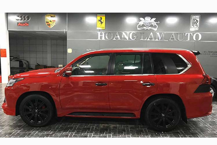 Lexus LX 570 2008 và đời mới hiện nay đều sử dụng chung động cơ V8 dung tích 5.7L (mã 3UR-FE) cho công suất 360 – 380 mã lực. Việc “lên đời” cho Lexus LX 570 được xem là khá táo bạo, nó bao gồm rất nhiều công đoạn và nhiều vấn đề phát sinh khi thực hiện việc nâng cấp, cũng như đòi hỏi chi phí không hề rẻ.