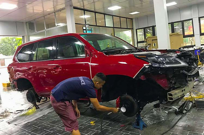 Hầu hết phụ tùng thay thế cho xe đều là hàng ‘’zin’’. Bên cạnh đó, công đoạn phức tạp khi “lên đời” LX 570 mới chính là việc làm đồng lại vị trí cột D phía sau – một chi tiết khác biệt giữa hai đời LX 570 trước và sau nâng cấp facelift.