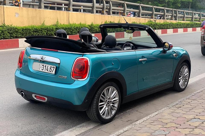 Với sức mạnh 189 mã lực và mô-men xoắn 281Nm, Cooper S Convertible có thể bứt tốc nhanh chóng từ 0 – 96 km/h chỉ trong 6,7 giây. Xe được trang bị hệ thống Dynamic Stability Control, đây là hệ thống ổn định góc lái đặc trưng cực kỳ quan trọng của MINI Cooper S 2016. Theo EPA, mức tiêu thụ nhiên liệu của MINI Cooper S Convertible 2016 đạt khoảng 9,7 lít / 100km (đường kết hợp).
