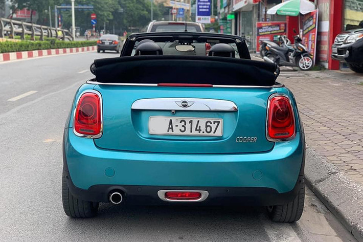 Phiên bản S có được lớp áo ngoài màu xanh ngọc bích. Trên nắp ca-pô là hai dải màu đen, mang lại điểm nhấn cho phần đầu xe. Cụm lưới tản nhiệt phía trước kết hợp với cụm đèn pha trong đặc trưng của MINI tạo nên điểm nhấn nổi bật ở ngoại thất. Đường gân dập mờ song song thẳng hàng với cửa xe cũng được giữ nguyên không thay đổi so với các đời cũ. Xe được trang bị vành la-zăng thiết kế kiểu mới với kích thước 17 inch.