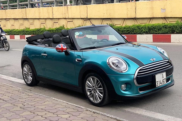 Chiếc xe MINI Cooper Convertible 2016 trong bài viết này thuộc phiên bản mui trần, nó mới chỉ lăn bánh khoảng 30.000km trong 4 năm tại Việt Nam và mang biển tỉnh. Đây cũng chính là một trong những mẫu xe được MINI mang tới góp mặt tại Triển lãm BMW World Vietnam 2016.