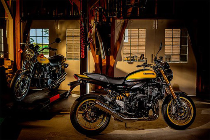 Trên 2025 Kawasaki Z900RS bản SE có nhiều trang bị cao cấp. Điển hình như hệ thống phanh đĩa với 4 điểm nén piston loại Brembo M4.32 ở bánh trước. Hệ thống theo sau loại giảm xóc đơn Ohlins, còn hệ thống treo trước loại đảo chiều, tùy chỉnh tải trước.