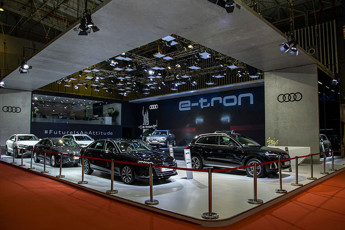 Tại triển lãm Ô tô Việt Nam 2022, hãng xe sang nước Đức giới thiệu Audi e-tron SUV 2022 mới tiếp bước mẫu Audi e-tron GT đã trình làng hồi tháng 7. Thương hiệu bốn vòng tròn ra mắt mẫu SUV chạy hoàn toàn bằng điện kết hợp kiểu dáng thể thao và tính thực dụng hàng ngày.