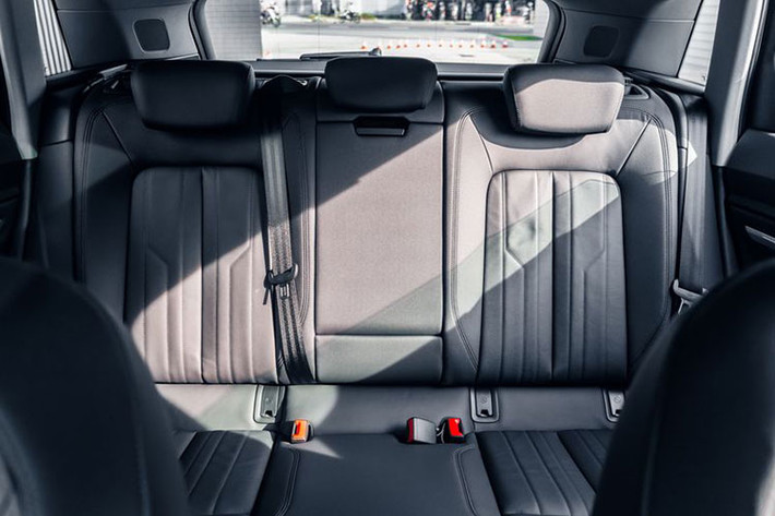 Với trục cơ sở 2.928m, Audi e-tron cung cấp không gian rộng rãi cho 5 người ngồi cùng với hành lý. Chiều dài nội thất, không gian trên đầu ở hàng ghế trước và sau cũng như không gian khu đầu gối ở hàng ghế thứ hai đều rộng rãi bậc nhất trong phân khúc SUV cỡ lớn.