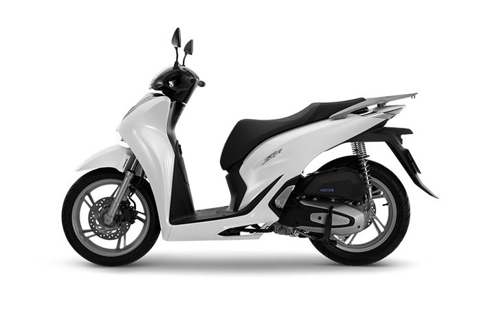 Bên cạnh những thay đổi về cách phối màu, tem xe trên phiên bản đặc biệt và thể thao cũng được làm mới, tạo điểm nhấn ấn tượng khi nhìn từ phía trước và hai bên. Cụm đèn trước được trang bị đồng bộ công nghệ LED hiện đại và cao cấp, kết hợp hài hoà cùng thiết kế phần đầu xe cân đối.