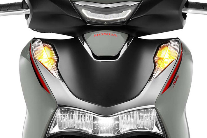 Diện mạo phía sau của mẫu xe tay ga cao cấp SH nhà Honda cũng được thiết kế tinh xảo với hệ thống đèn LED nổi bật cùng tay nắm sau được vuốt thon gọn đầy phong cách, tôn lên vẻ sang trọng và lịch lãm.