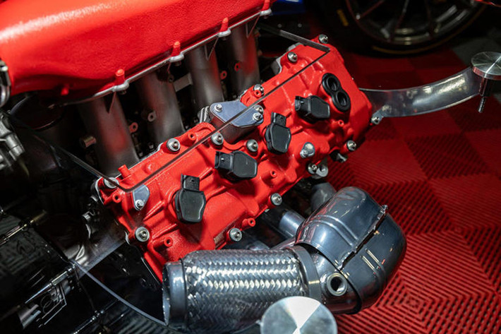 Chiếc bàn cà phê V8 của Ferrari nặng tới 250 pound (113 kg) và được gắn trên bánh xe, nghĩa là chủ sở hữu tiếp theo sẽ có thể dễ dàng đặt nó ở bất cứ đâu trong nhà của họ.