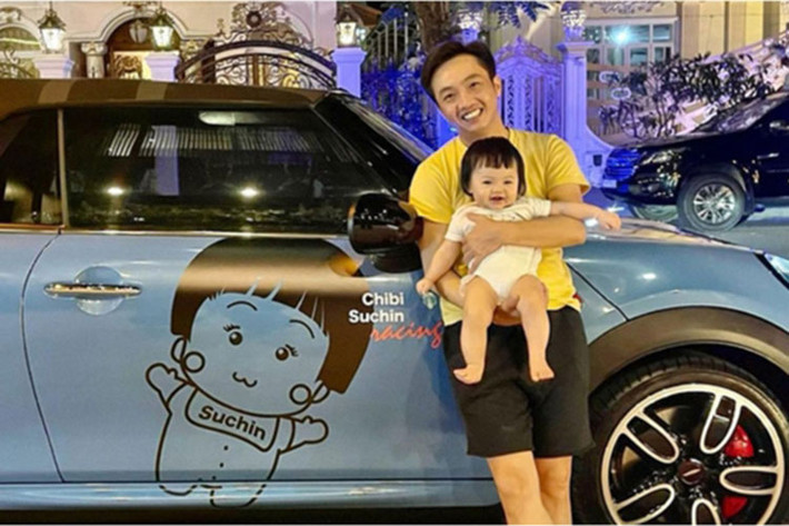 Theo đó, màu sơn mới cho chiếc xe mui trần MINI John Cooper Works Convertible của Cường Đô la được lựa chọn tông màu xanh nhạt gần giống với bộ áo China Blue trên chiếc xe SUV hạng sang Mercedes-AMG G63 của "bà xã" Đàm Thu Trang đặt mua chính hãng gần 6 tháng.