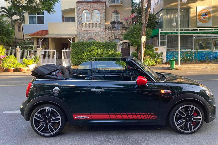 Theo công bố của nhà sản xuất, Mini John Cooper Works có thể tăng tốc từ 0 - 100 km/h chỉ trong 6,8 giây. Các công nghệ an toàn được trang bị cho xe cũng không hề thua kém bất cứ mẫu xe hạng sang mới nhất nào trên thị trường hiện nay.