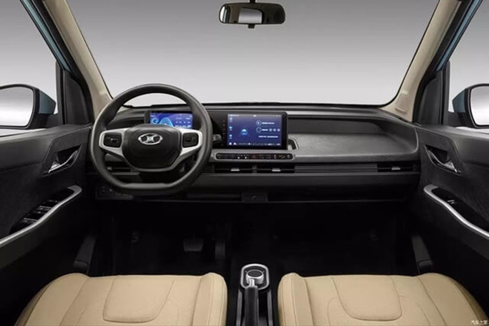 So với Toyota Alphard, Weiao Boma đương nhiên sở hữu kích thước nhỏ hơn rất nhiều, bao gồm chiều dài 3.517 mm, chiều rộng 1.495 mm, chiều cao 1.660 mm và chiều dài cơ sở 2.495 mm. Như vậy, mẫu xe này có kích thước ngang ngửa các mẫu xe hạng A đang bán ở Việt Nam như Kia Morning hay Hyundai Grand i10 và lớn hơn đáng kể so với Wuling Hongguang Mini EV.