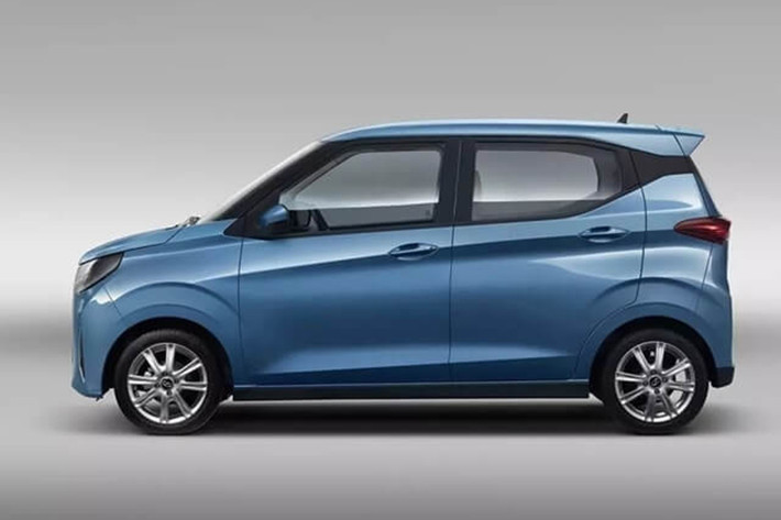 Trong khi đó, khu vực sườn xe và phía sau của Weiao Boma không hẳn là giống Toyota Alphard. Xe được trang bị đường dập gân sắc sảo kéo dài từ chắn bùn trước đến đèn hậu, 4 cửa bên sườn, các cột sơn màu đen tạo hiệu ứng nóc trôi nổi, đèn hậu nằm vắt ngang đuôi xe, cánh gió mui tích hợp đèn phanh trên cao và đèn phản quang nằm dọc ở hai góc cản sau.