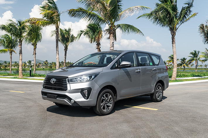 Toyota Innova thế hệ mới vẫn được lắp ráp trong nước với 4 phiên bản gồm E, G, V và Venturer nhằm giảm bớt chi phí trước bạ 50% cho người dùng ở năm 2020. Trong đó, phiên bản Venturer dành cho khách hàng cá nhân sở hữu gói trang bị ngoại thất với diện mạo thể thao, bắt mắt hơn 3 phiên bản còn lại.