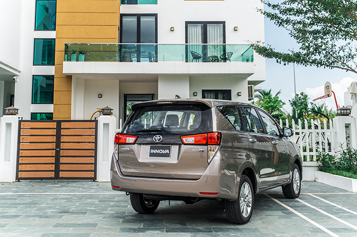 Đặc biệt ở lần nâng cấp nhẹ này, phiên bản 2.0 E tiêu chuẩn của Toyota Innova 2021 đã với một số trang bị mới cùng mức giá hợp lý (754 triệu đồng, giảm 17 triệu) đã trở nên phù hợp hơn với những khách hàng tìm kiếm một phương tiện phục vụ mục đích kinh doanh dịch vụ.