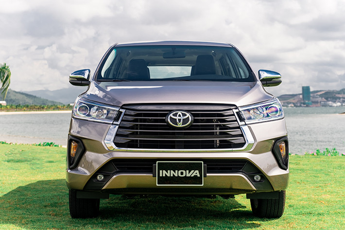 Ngoài những điểm chính như trên, trên 3 phiên bản Venturer, 2.0 V và 2.0 G của Toyota Innova 2021 giờ đây cũng có sự đồng nhất về mặt trang bị. Cụ thể, cụm đèn chiếu sáng phía trước của phiên bản Venturer và 2.0 G giờ đây cũng đã được nâng cấp lên giống với bản 2.0 V: đèn chiếu gần sử dụng bóng LED, đèn chiếu xa sử dụng bóng halogen, thêm hệ thống đèn chờ dẫn đường.