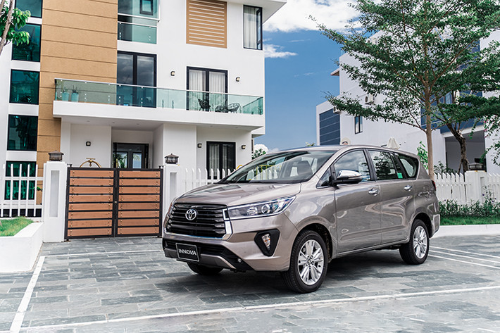 Giá xe Toyota Innova 2021 tại Việt Nam được bán ra chính hãng như sau; phiên bản Innova 2.0E MT là 750 triệu đồng, phiên bản Innova 2.0G AT từ 865 đến 873 triệu đồng, Innova Venturer bán ra từ 879 đến 887 triệu đồng, phiên bản Innova 2.0V AT bán ra từ 989 đến 997 triệu đồng. Trong thời điểm ra mắt, một số phiên bản giảm từ 18 đến 21 triệu đồng.