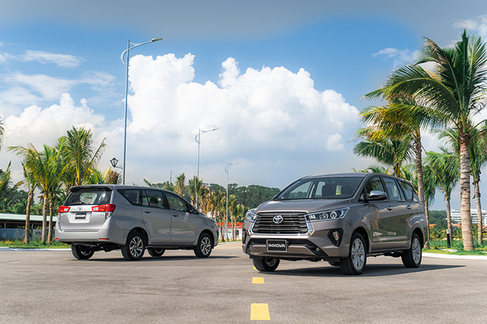 Chỉ sau 1 tháng kể từ khi thông tin của Toyota Innova 2021 mới xuất hiện trên trang web của Cục Đăng kiểm, Toyota Việt Nam đã nhanh chóng ra mắt phiên bản mới của mẫu MPV đa dụng này. Cụ thể, chiếc Innova 2021 là phiên bản bổ sung thêm một số trang bị tiện nghi để chiều lòng khách Việt và tương tự như những mẫu xe chưa có bản nâng cấp trong năm nay, Toyota Việt Nam ấn định giá bán lẻ đề xuất của Toyota Innova 2021 vẫn nằm trong khoảng hấp dẫn.