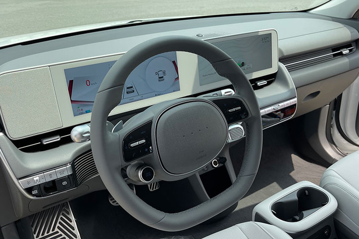 Một tính năng khiến Ioniq 5 trở nên độc đáo và rất “Smart Living” đó là tính năng Vehicle to Load (V2L). Đây là chức năng giúp xe có khả năng cung cấp điện cho các thiết bị điện dân dụng thông qua hệ thống ổ cắm trên xe. Công suất tối đa của hệ thống này đáp ứng được đạt tới 3.600W, đủ đáp ứng cho 1 dàn âm thanh biểu diễn ngoài trời cỡ vừa.