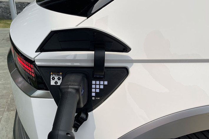 Được biết, chiếc xe điện Hyundai Ioniq 5 này có bộ sạc di động kèm theo xe, chủ nhân có thể cắm sạc bằng nguồn điện gia dụng tại nhà. Xe sử dụng 2 loại pin nhưng xe được rao bán tại Việt Nam nhiều khả năng là pin có dung lượng 72,6 kWh, cung cấp năng lượng cho mô tơ điện gắn ở cầu sau, công suất 217 mã lực và mô-men xoắn 350 Nm.