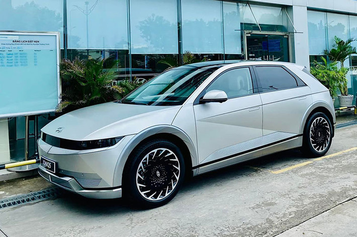 Hyundai Ioniq 5 tại Việt Nam từng được giới thiệu vào tháng 4/2022 ở Ninh Bình nhưng với nhiệm vụ nghiên cứu thị trường và xem phản ứng của khách hàng tới đây, hãng mới có kế hoạch xây dựng hệ thống trạm sạc và sản xuất, phân phối mẫu xe này cho thị trường Việt Nam.