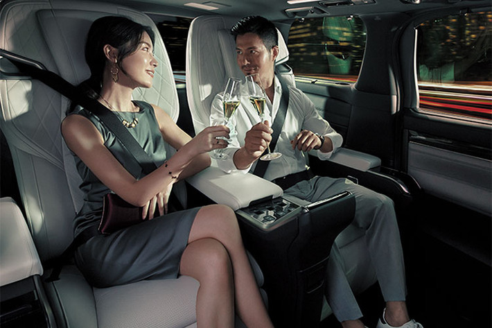 LM phiên bản 4 chỗ sở hữu khoang xe sau với màn hình màu 26-inch tương thích với máy tính, điện thoại thông minh, máy tính bảng và có thể phát DVD định dạng Blue-ray phục vụ mục đích giải trí. Tủ lạnh dung tích 14 lít có thể chứa được ly và các loại rượu thượng hạng... Đặc biệt, kính của vách ngăn phân tách khu vực ghế trước và khu vực ghế sau xe có thể điều chỉnh 3 chế độ rèm kính riêng tư, giúp mang đến không gian thoải mái và riêng tư tối ưu.