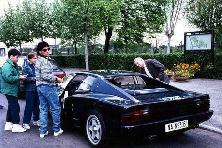 Mẫu siêu xe Ferrari Testarosa của Maradona được sản xuất từ năm 1984 đến 1996, thiết kế bởi Pininfarina. Testarossa được đánh giá là một chiếc xe tốt theo bất cứ tiêu chuẩn nào, không chỉ so với các loại xe kém chất hơn cùng thời đại.