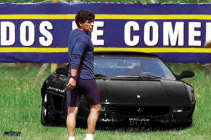 Dòng xe thể thao màu đen của Ferrari được đánh giá phù hợp với phong cách sống của huyền thoại bóng đá Argentina. Siêu xe Ferrari Testarosa của Maradona thường được anh sử dụng khi đến các tụ điểm giải trí.