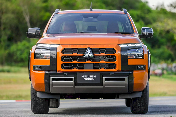Ở thế hệ mới, Mitsubishi Triton đã tăng đáng kể về mặt kích thước. Cụ thể, xe sở hữu kích thước dài x rộng x cao lần lượt là 5.265/5.360 x 1.865/1.930 x 1.775/1.815 mm và chiều dài cơ sở 3.130 mm. So với thế hệ cũ, chiều dài cơ sở của xe tăng đến 130 mm. Trong khi đó, khoảng sáng gầm dao động từ 203 - 222 mm, tùy theo phiên bản.