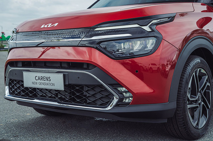 Là thế hệ tiếp theo của Kia Rondo. Xe sở hữu lưới tản nhiệt mở rộng có họa tiết kim cương và vẫn được duy trì hình mũi hổ phía trên. Hệ thống chiếu sáng sử dụng công nghệ LED sẽ được sử dụng với đèn định vị trên nắp ca-pô, đèn pha hạ thấp tạo ra điểm nhấn cho chiếc xe này. Riêng bản thấp sẽ dùng đèn Halogen ánh sáng vàng kiểu cũ.
