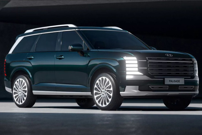 Hyundai Palisade 2025 mới có kích thước dài x rộng x cao lần lượt là 5.060mm x 1.980mm x 1.805mm và chiều dài cơ sở là 2.970mm. So với thế hệ trước, mẫu xe mới có chiều dài tổng thể là trục cơ sở tăng lần lượt 65mm và 70mm. Điều này kết hợp với kiểu dáng hình hộp vuông vức giúp cho Palisade sở hữu không gian nội thất rộng rãi và thoáng đãng.