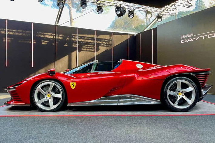 Siêu xe Ferrari Daytona SP3 vốn chỉ sản xuất ra 599 chiếc trên toàn thế giới nhưng không phải bạn là tỷ phú sẽ mua được xe, thay vào đó, hãng xe Ý sẽ chọn chủ nhân cho siêu phẩm này, trong đó có rất nhiều nhân vật nổi tiếng đã sở hữu SP3 như CR7, Ibrahimovic...