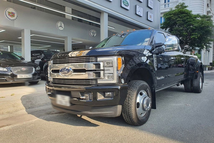 Chiếc Ford F-350 Super Duty Limited Crew Cab đời cũ đã qua sử dụng này được sản xuất năm 2017 và về nước vào tháng 8/2018 theo diện nhập khẩu tư nhân. Tính đến thời điểm hiện tại đây là chiếc duy nhất tại Việt Nam. Thời gian gần đây, “siêu bán tải” độc nhất bất ngờ xuất hiện trên thị trường xe cũ khiến giới mê xe trong nước không khỏi tò mò.
