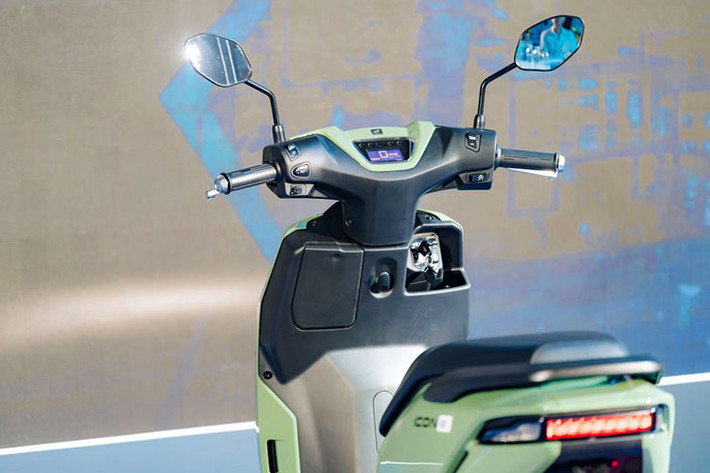 ICON e: được trang bị động cơ điện công suất 1,5 kW, mô-men xoắn 85 Nm, tốc độ tối đa đạt 49 km/h. Theo quy định hiện hành, xe máy điện có công suất không quá 4 kW và tốc độ dưới 50 km/h không yêu cầu bằng lái, điều này giúp ICON e: tiếp cận dễ dàng hơn với nhóm khách hàng trẻ tuổi.